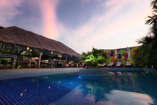 Piscina externa, guarda-sóis, espreguiçadeiras