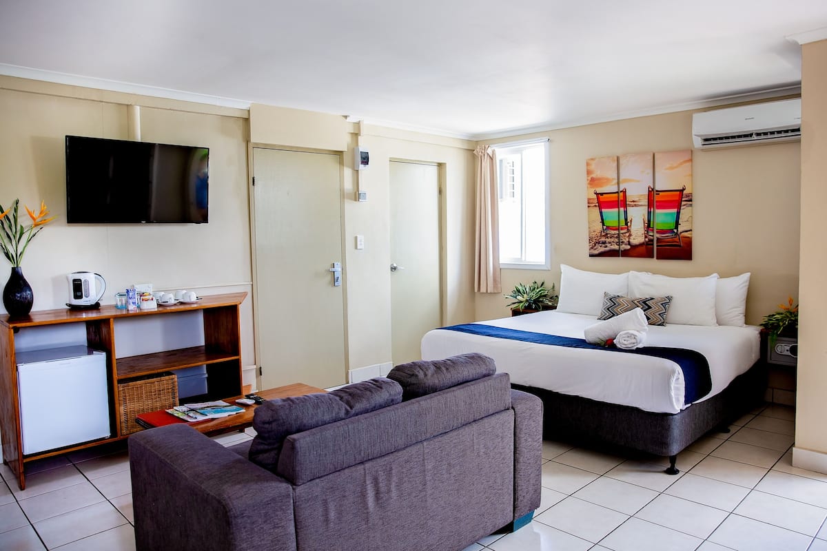 Family Room, 1 Bedroom | Ruang tamu | 32 inci sebuah televisyen pintar dengan satelit 