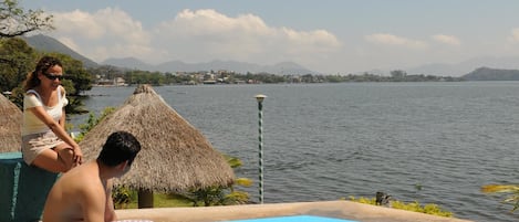 Bañera de hidromasaje cubierta