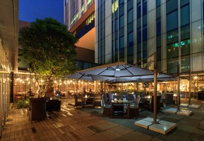 3 restaurantes, se sirve desayuno 