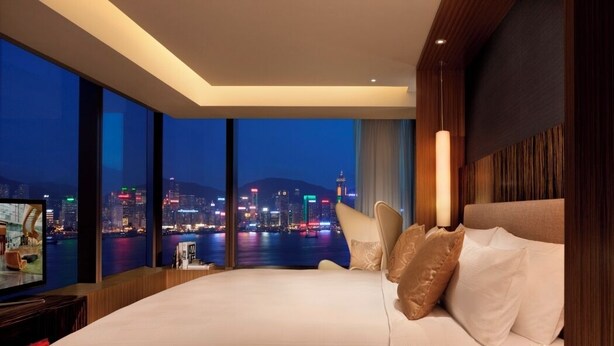 جناح - سرير ملكي (CLUB 80 Harbour with Club Lounge Acce) | أغطية فراش متميزة وألح فة محشوة بالريش وعناصر مجانية داخل الميني بار