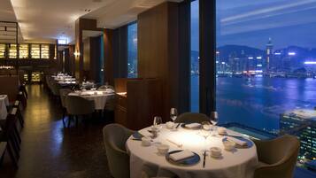 3 restaurantes, se sirve desayuno