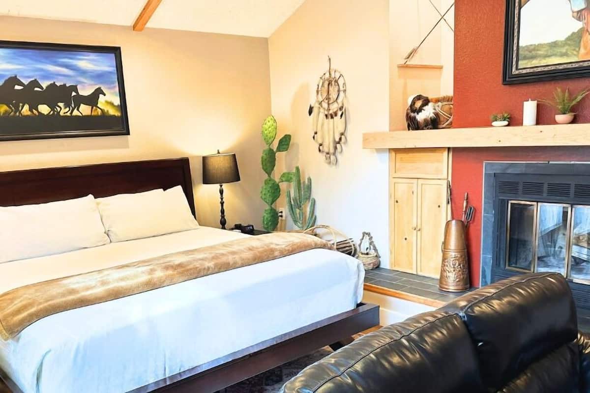 Chambre, 1 très grand lit | Draps en coton égyptien, literie de qualité supérieure, surmatelas