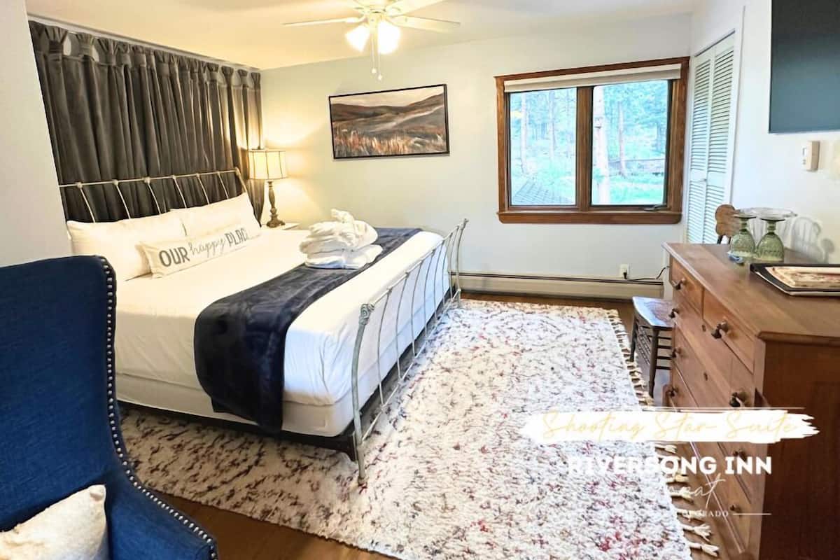 Chambre, 1 très grand lit | Draps en coton égyptien, literie de qualité supérieure, surmatelas