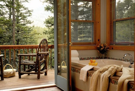 Quarto, 1 cama King | Vista do quarto. Riversong Inn Retreat