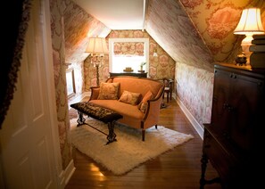 Suite, 1 Queen Bed | Living area