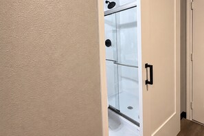 Deluxe-Studiosuite, 1 King-Bett, Nichtraucher | Badezimmer | Haartrockner, Handtücher