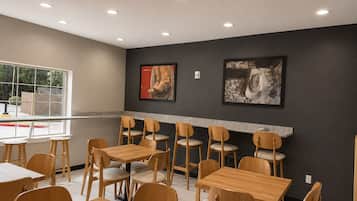 Café da manhã para viagem grátis todos os dias