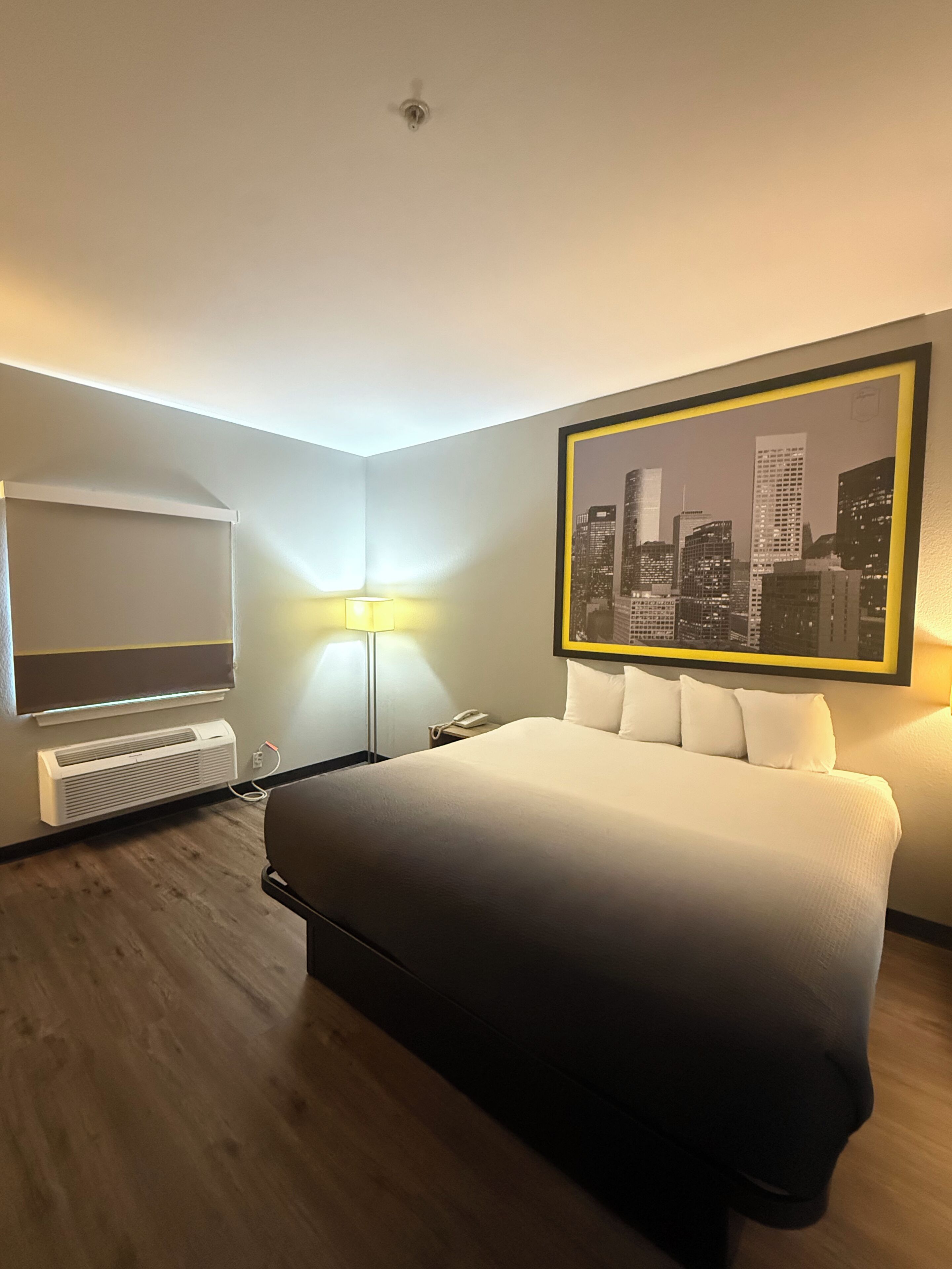 Habitación, 1 cama de matrimonio grande, no fumadores (Mobility,Hearing,Roll-In Shower) | Escritorio, cortinas opacas, sistema de insonorización