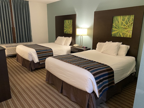 Escritorio, cortinas blackout y sistema de insonorización