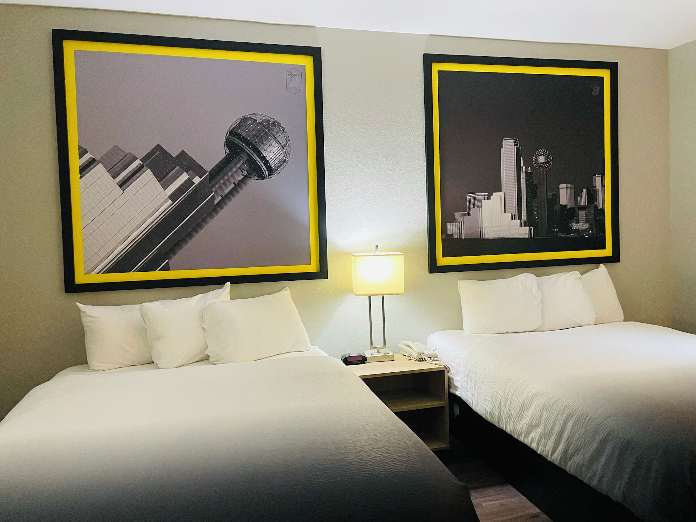 Escritorio, cortinas opacas, sistema de insonorización
