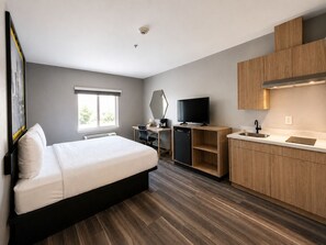 Deluxe studio suite, 1 kingsize bed, niet-roken | Een bureau, verduisterende gordijnen, geluiddichte muren