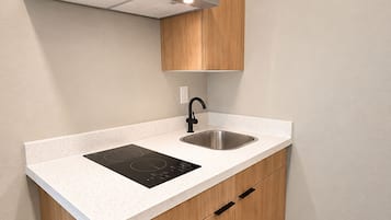 Dụng cụ pha cà phê/trà, tủ lạnh, lò vi sóng
