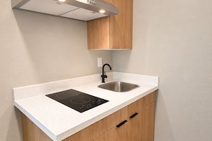 Cafetera y tetera, refrigerador y microondas