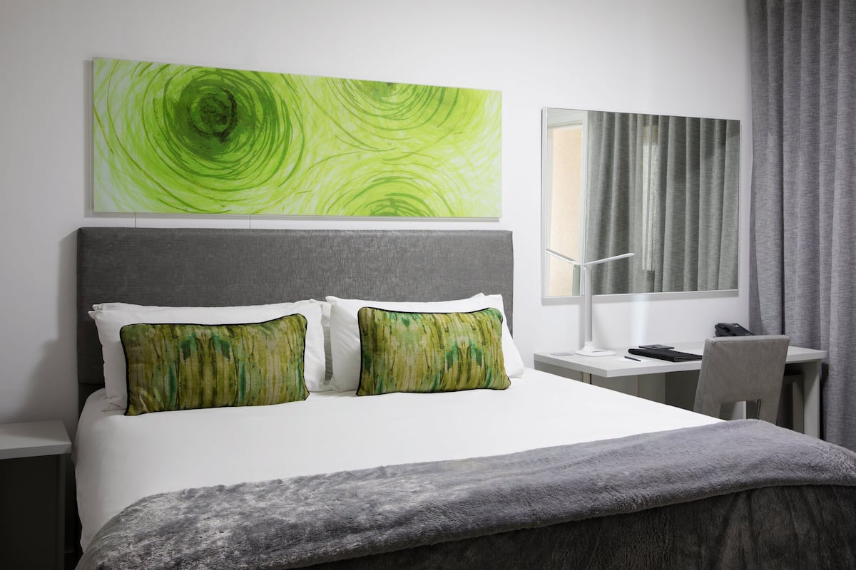 Standard Room, 1 Queen Bed | 1 bedroom, in-room safe, desk, blackout curtains