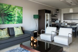 Tallelokero huoneessa, työpöytä, pimennysverhot, äänieristys