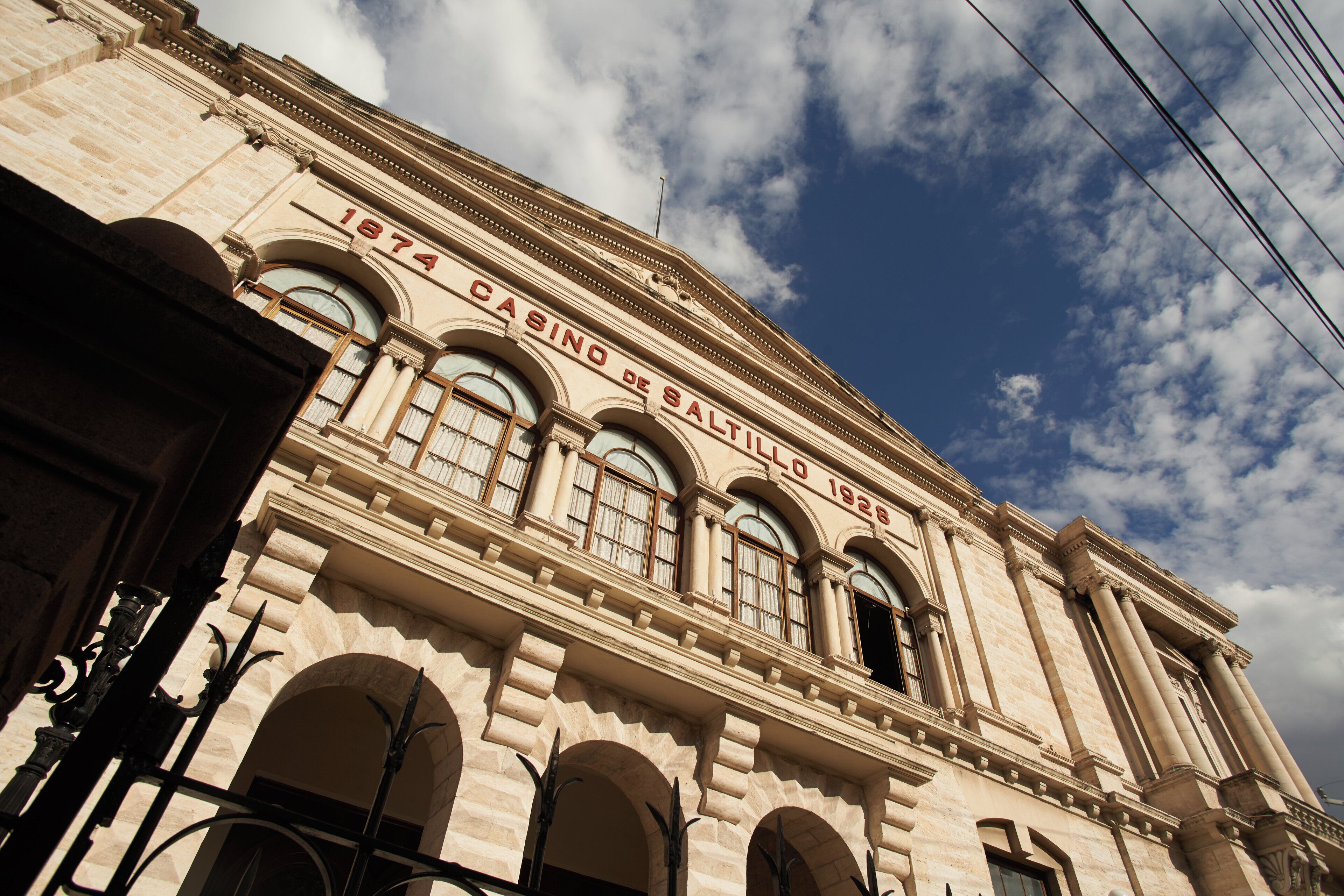 A historic building with arched windows and the inscription "Casino de Saltillo 1874".