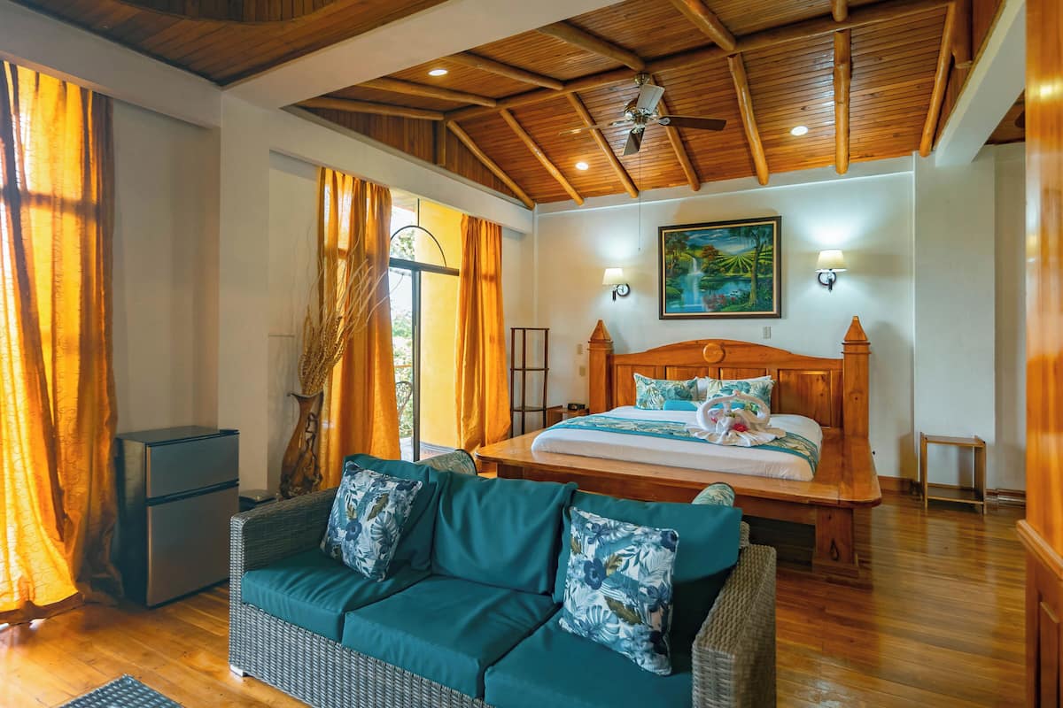 Suite Mogote | Egyptian cotton sheets, premium bedding, minibar, in-room safe