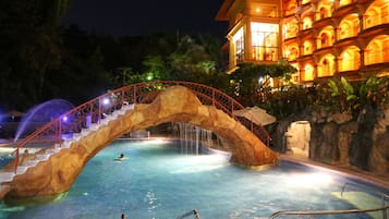 3 piscines extérieures, parasols de plage