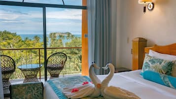 Deluxe Room with Partial Ocean View, One king bed | Draps en coton égyptien, literie de qualité supérieure, minibar