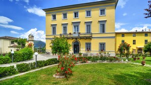 Unclassified image, 5 of 45, button - Villa Pardi (Lucca)