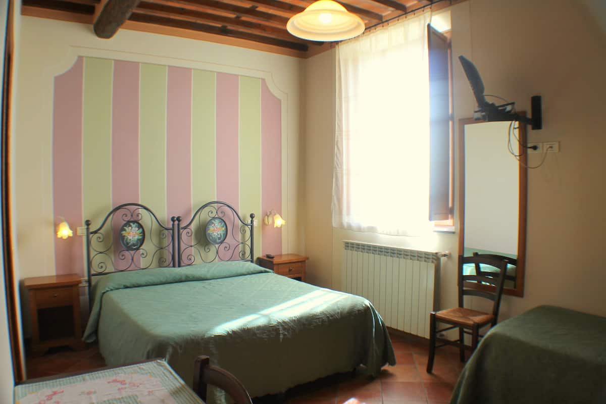 Premium bedding, desk, free cots/infant beds, rollaway beds