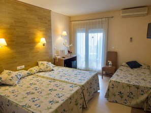 Double Room | In-room safe, desk, rollaway beds, free WiFi - Hotel Guardamar (Guardamar del Segura)