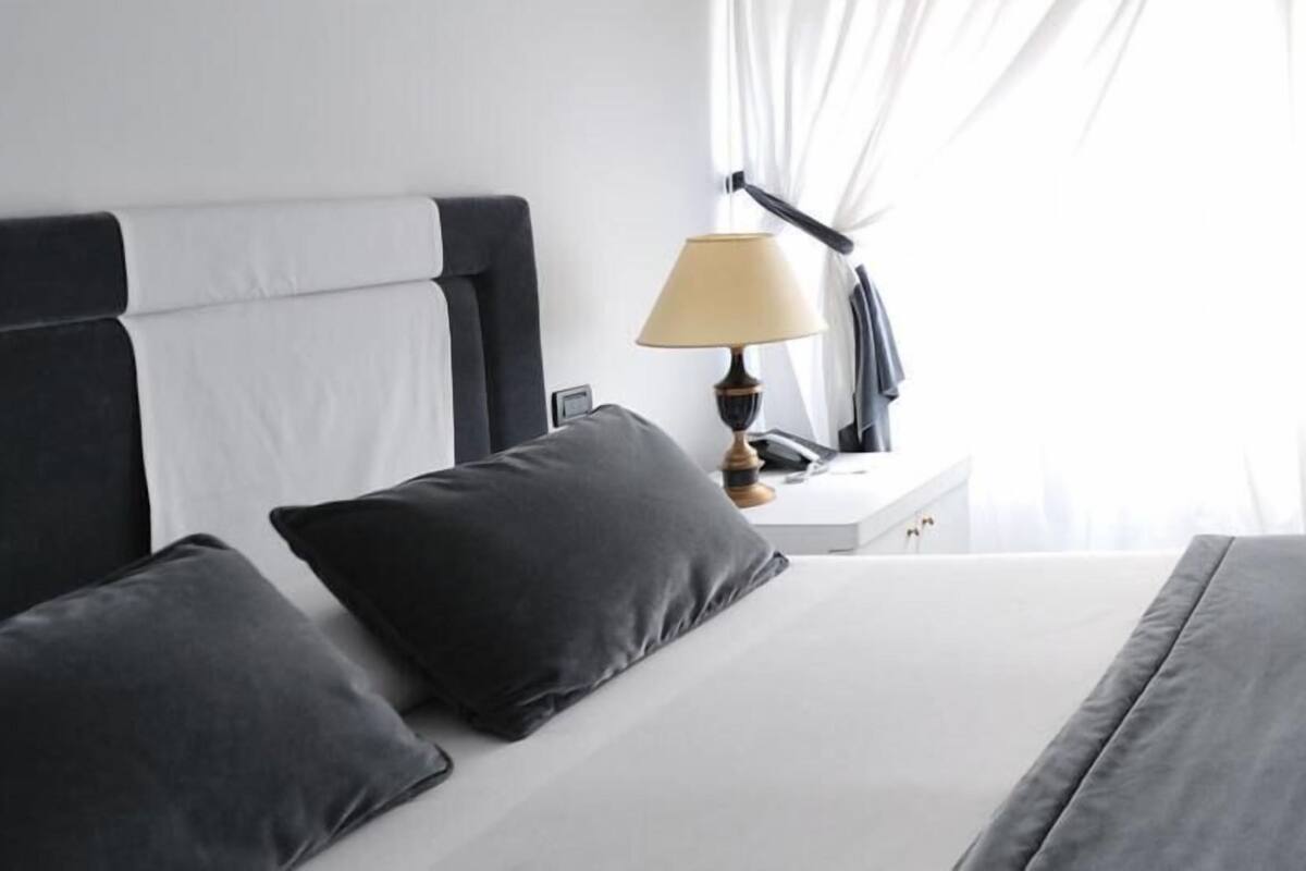 Einzelzimmer | Italienische Bettbezüge von Frette, hochwertige Bettwaren, Minibar