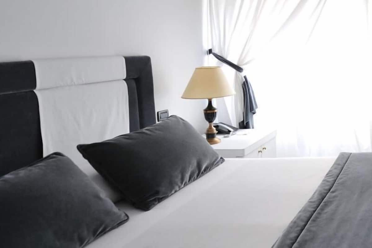 Single Room | Frette Italian sheets, premium bedding, minibar, in-room safe