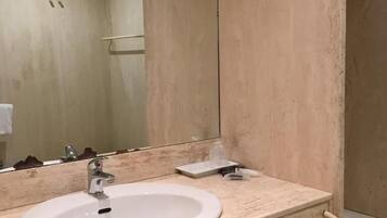 Komfortbadewanne, Regendusche, Haartrockner, Handtücher