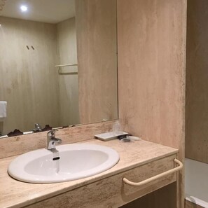 Deep soaking tub, rainfall showerhead, hair dryer, towels - White House (Foggia)