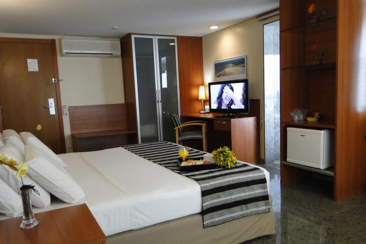 Suite with King-size Bed and Jacuzzi | Minibar, in-room safe, blackout curtains, soundproofing