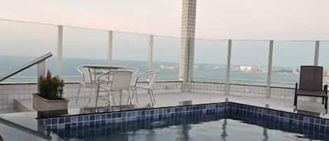Piscina externa, espreguiçadeiras