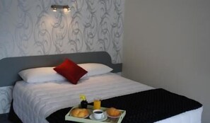 Desk, iron/ironing board, free WiFi, bed sheets - Kapiti Lindale Motel & Conference Centre (Paraparaumu)
