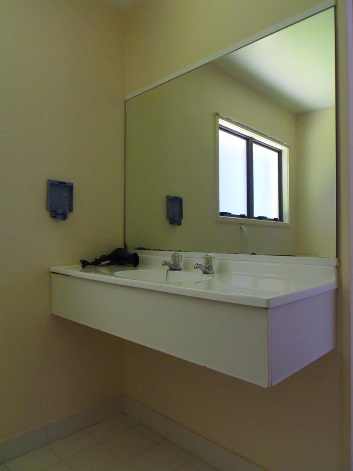 Produtos de toalete grátis, secador de cabelo, toalhas de banho 