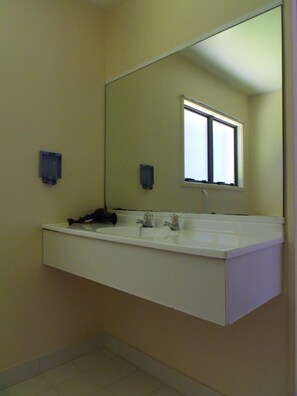 Articles de toilette gratuits, sèche-cheveux, serviettes fournies