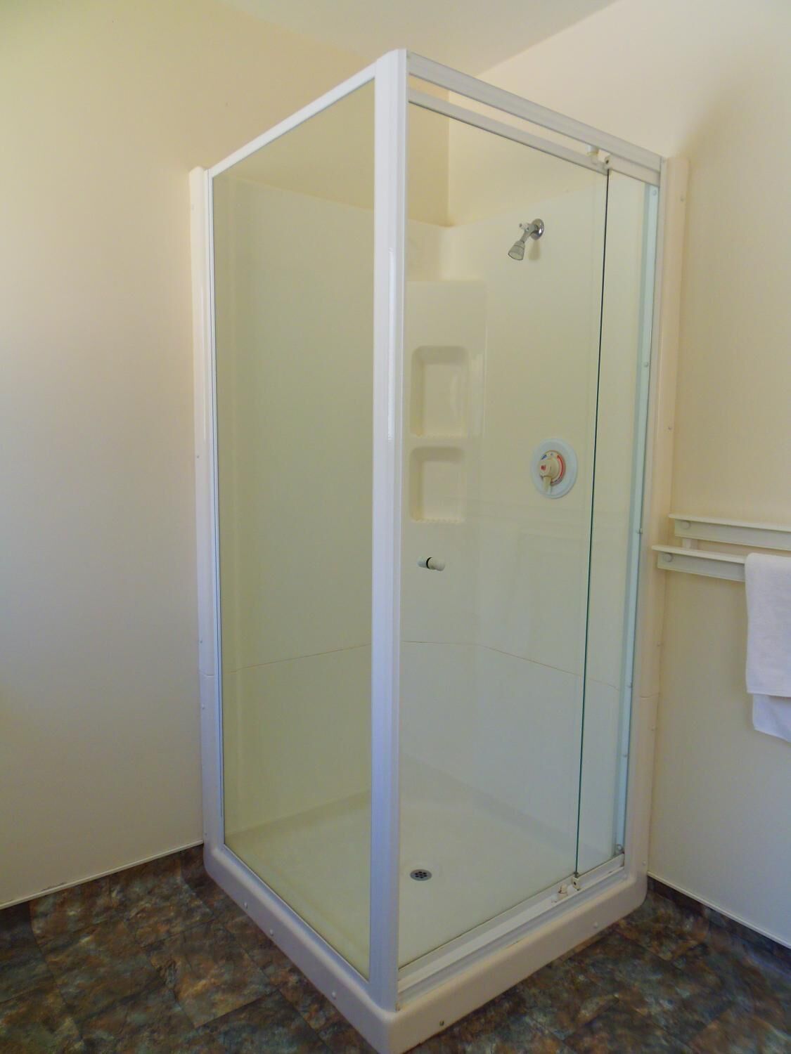 Articles de toilette gratuits, sèche-cheveux, serviettes fournies