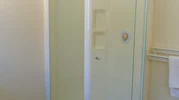 Articles de toilette gratuits, sèche-cheveux, serviettes fournies