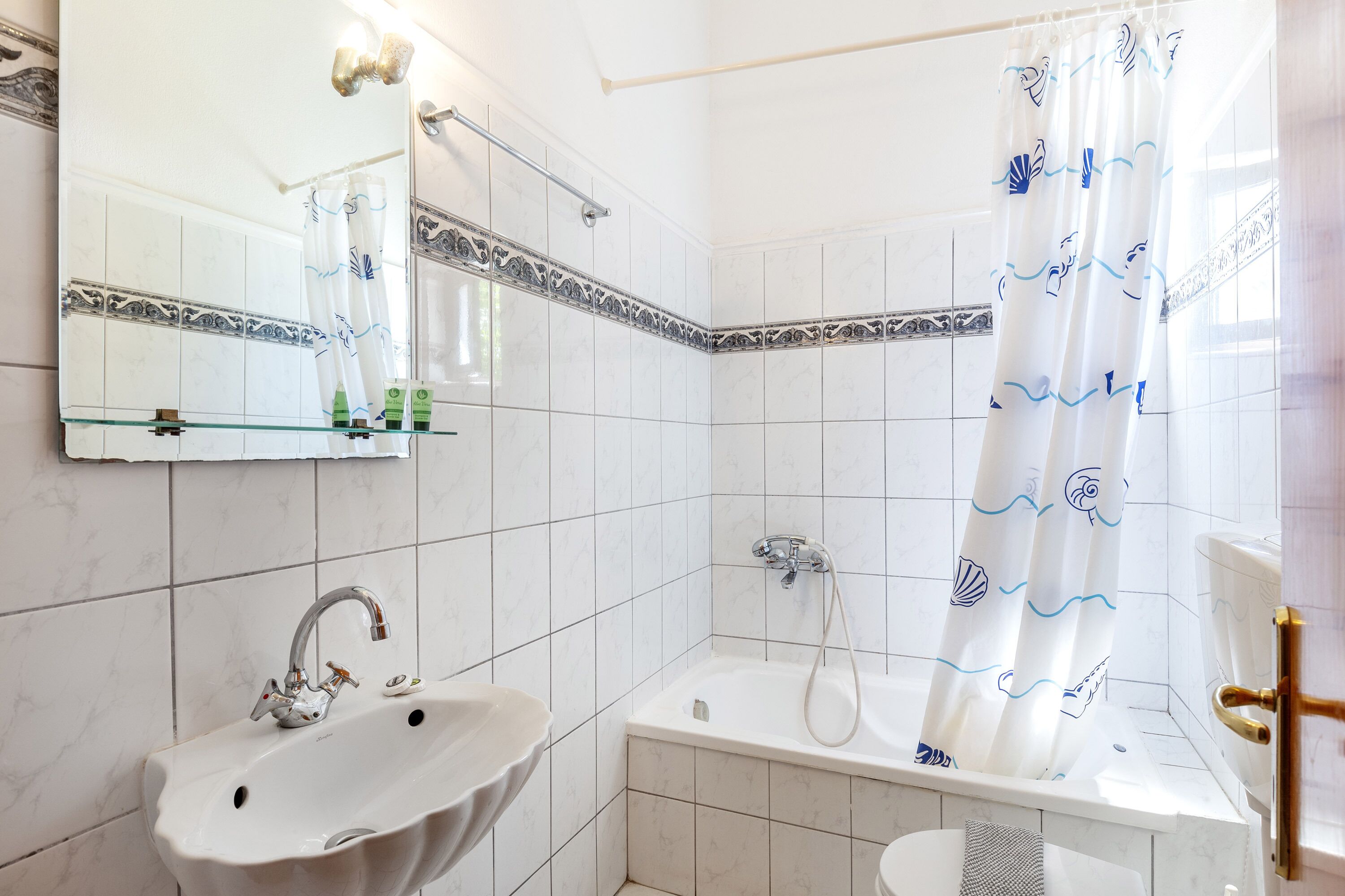 standard double room | bathroom | deep-soaking bathtub, towels