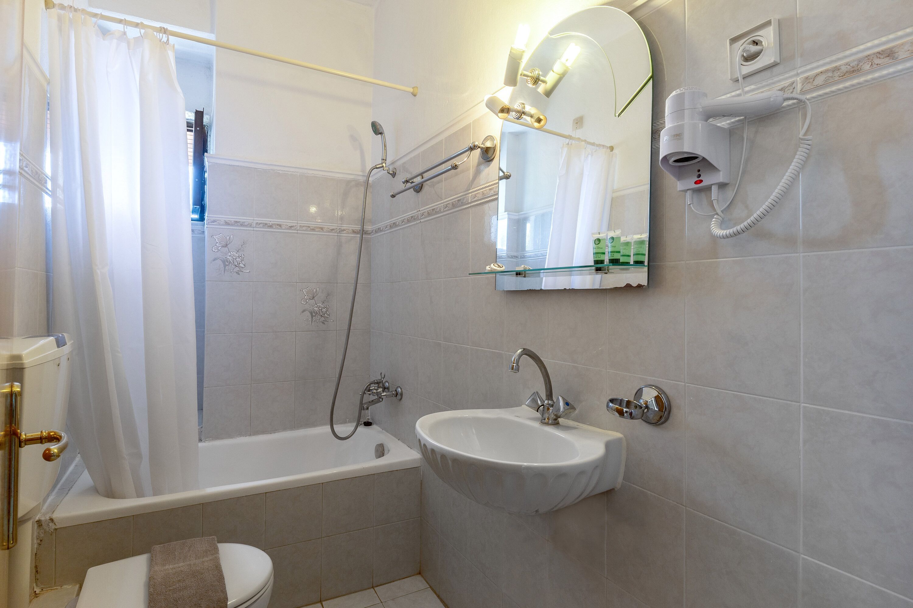 triple with meteora view | bathroom | deep-soaking bathtub, towels