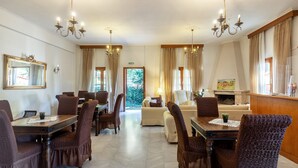 Un comedor con una mesa y sillas de madera, un sofá y una chimenea.