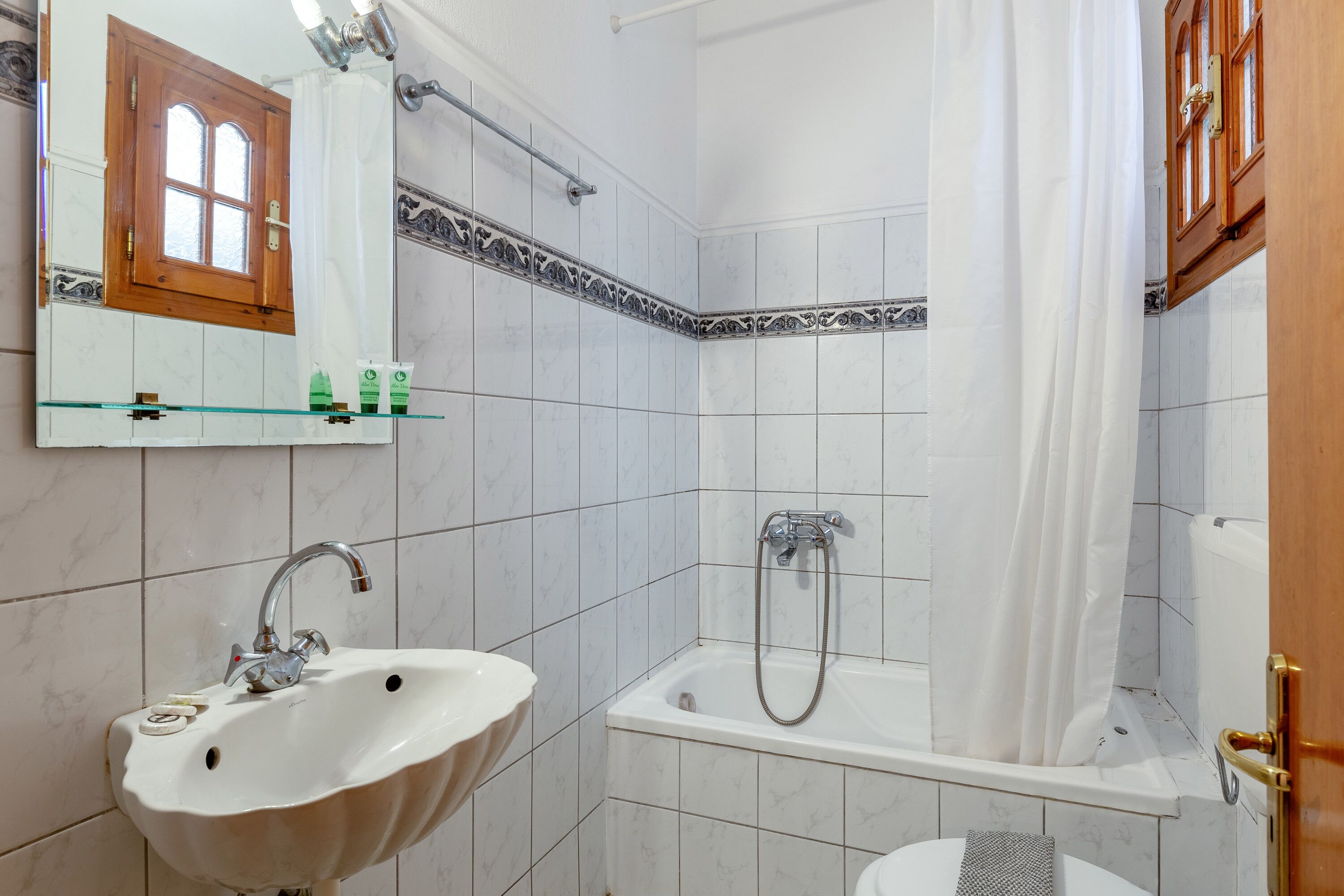 standard triple room | bathroom | deep-soaking bathtub, towels