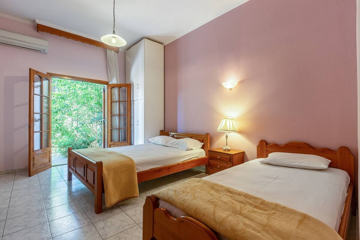 Standard Triple Room | Soundproofing, WiFi (free), individually decorated