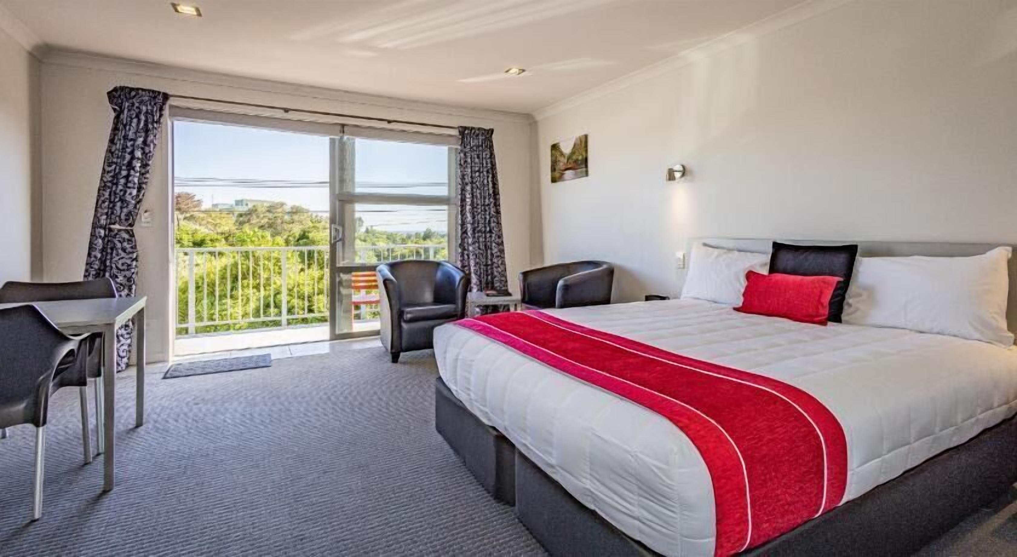 Minibar, bureau, rideaux occultants, fer et planche à repasser