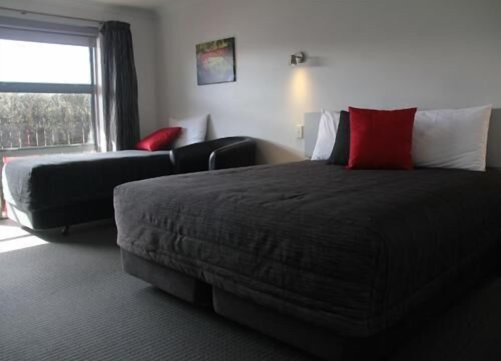 Minibar, bureau, rideaux occultants, fer et planche à repasser