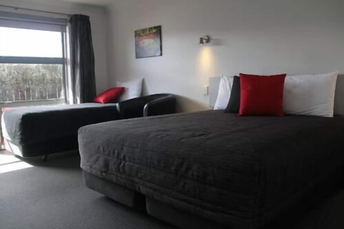 Minibar, skrivbord, mörkläggningsgardiner och strykjärn/strykbräda