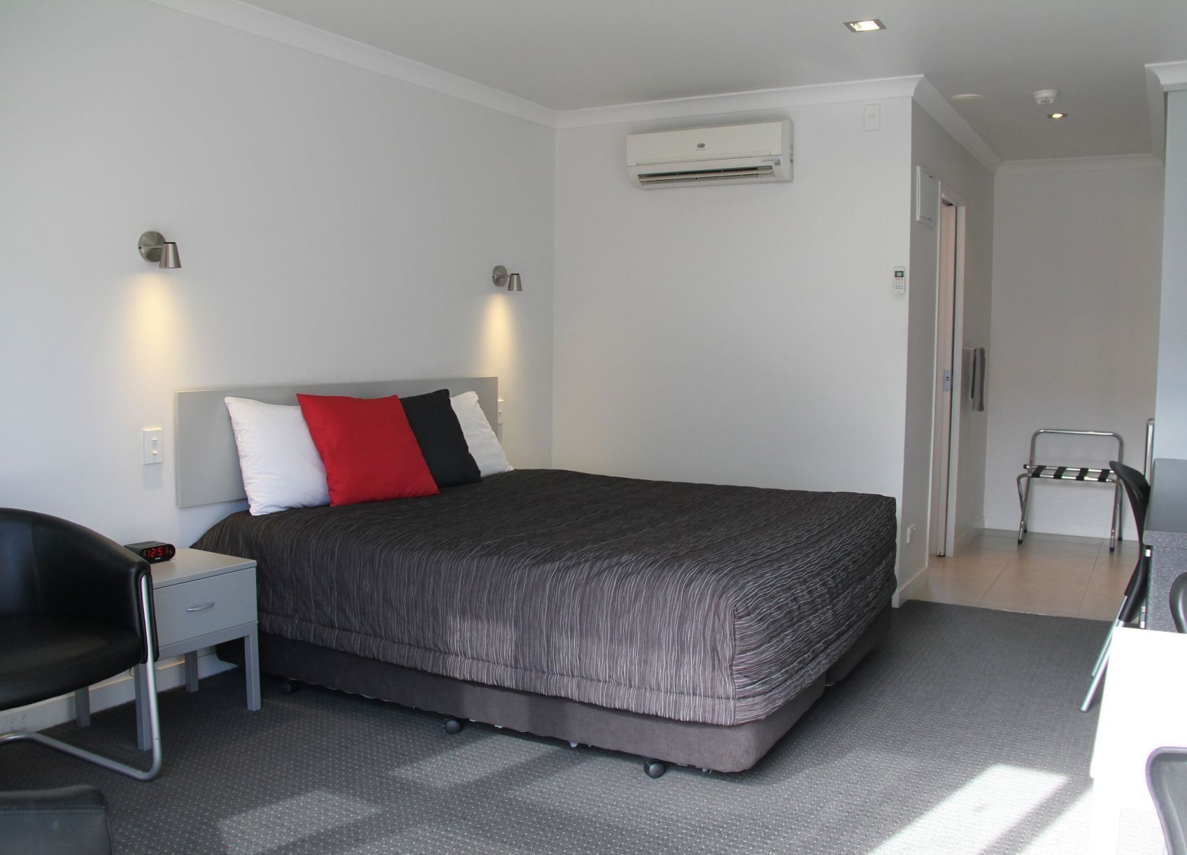 Minibar, bureau, rideaux occultants, fer et planche à repasser