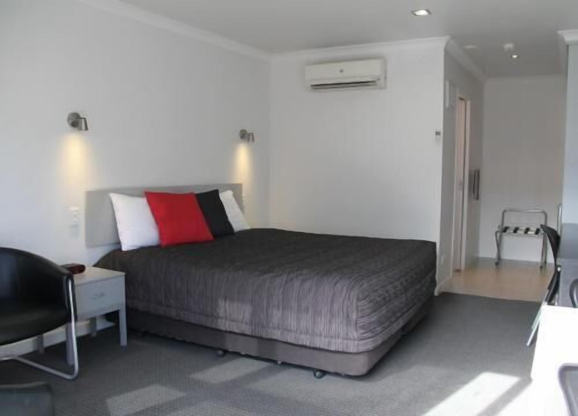 Minibar, bureau, rideaux occultants, fer et planche à repasser