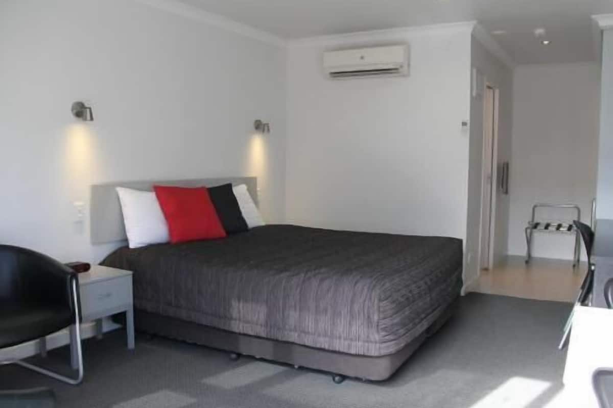 Minibar, skrivbord, mörkläggningsgardiner och strykjärn/strykbräda