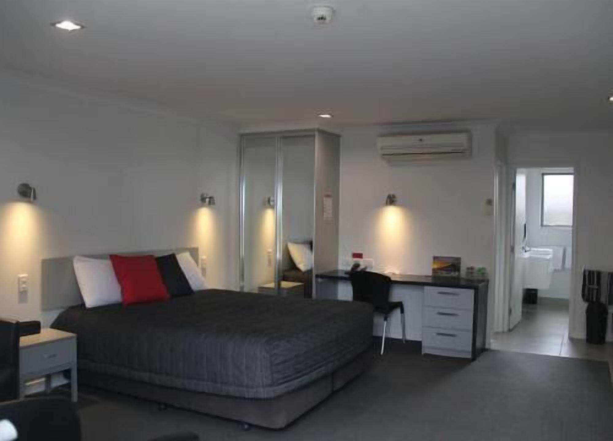 Minibar, bureau, rideaux occultants, fer et planche à repasser